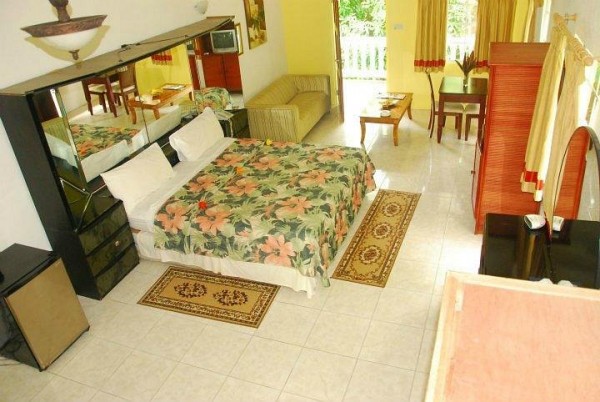 JJ's Paradise Hotel - 7 bed 7 bath with sea views!